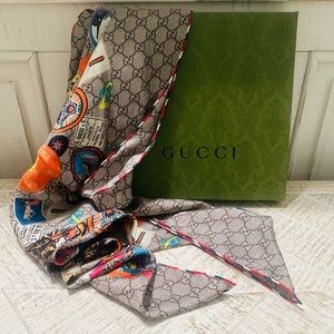 Silk scarf with Gucci Courier print